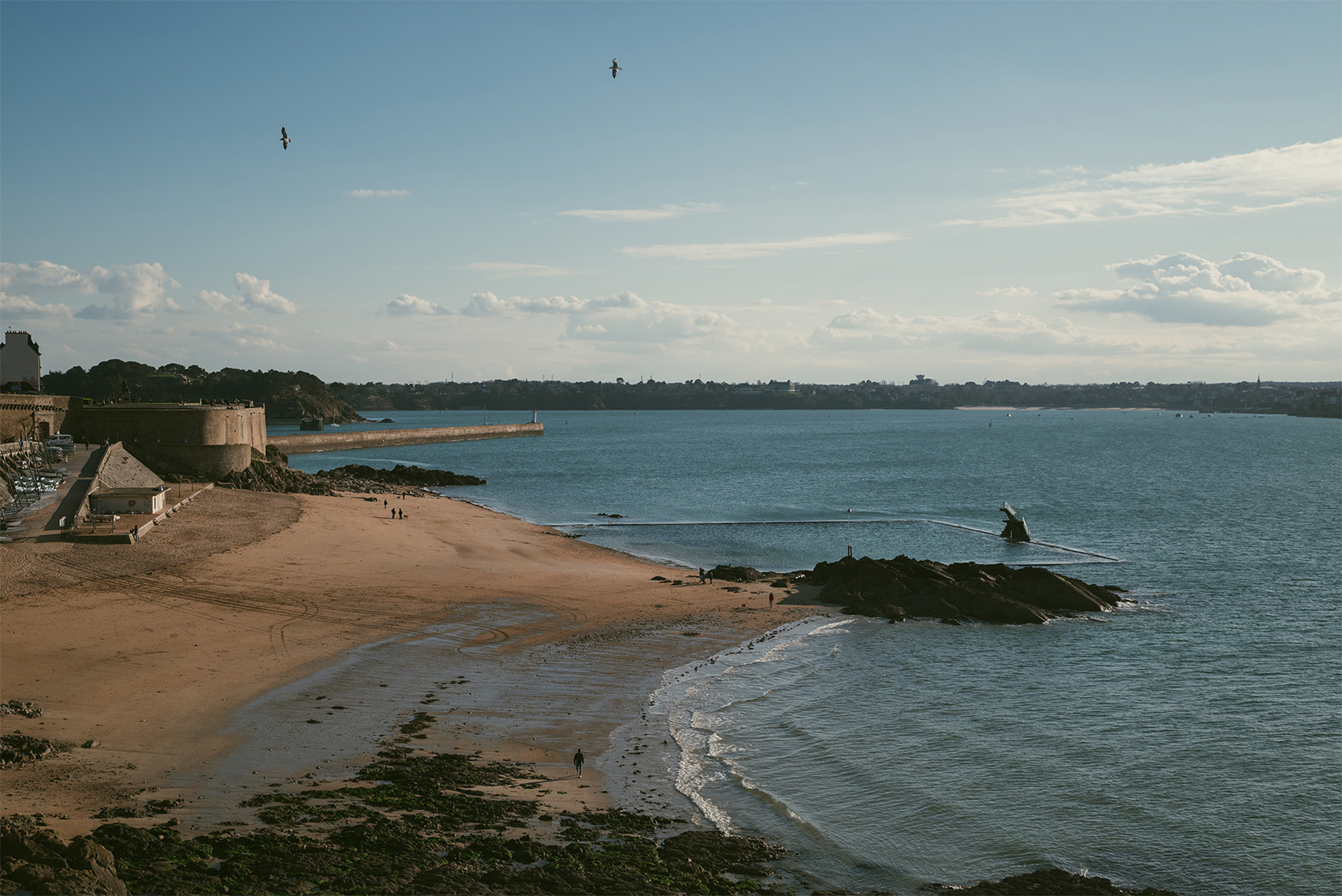 Plage de Saint-Malo avec la piscine de Bon Secours